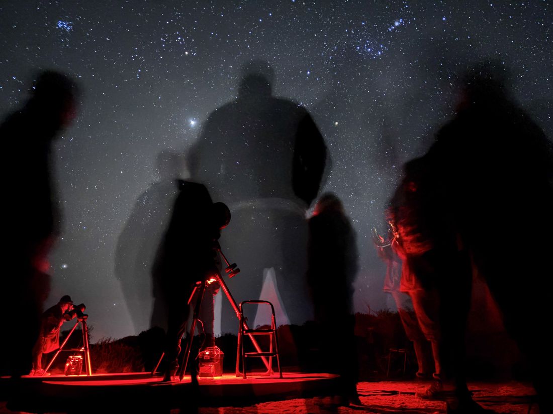 Observación con telescopios bajo el cielo nocturno